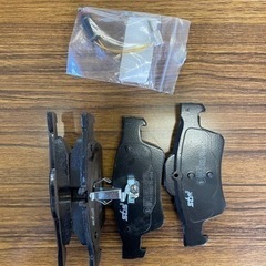 メルセデスベンツ　Eクラス　新品ブレーキパッド　センサー付き