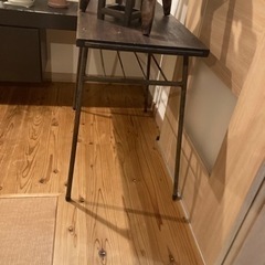 昭和レトロ　シャビー鉄脚テーブル　天板古材使用の画像
