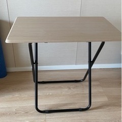 折りたたみテーブルの画像