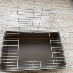 小動物のケージ、小物付きの画像