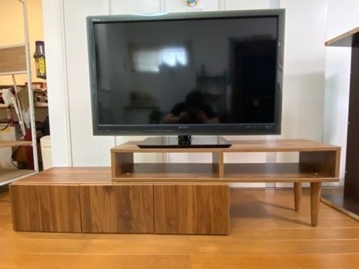 伸縮可能！変幻自在のテレビ台