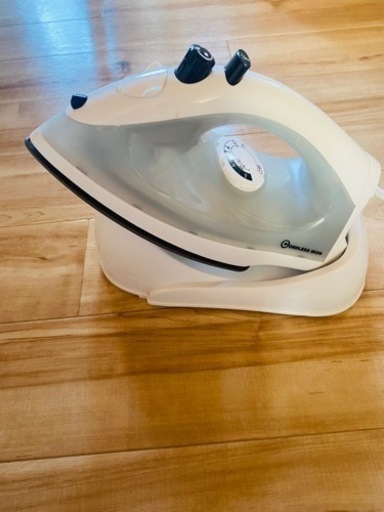 【お値下げしました。不具合ありません】スチームアイロン  ニトリ