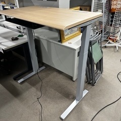 ［金曜日まで］オカムラ製電動昇降デスク（デスクのみ） オカムラ、座っても立っても使える昇降機能つきPCデスク。天板は手前に