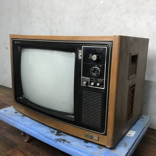 WY3/46 ビクター Victor カラーテレビ 純白 昭和レトロ アンティーク コレクション 木製 ブラウン管 飾り※ジャンク品■