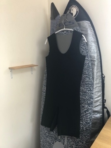 サーフィンなどのショートジョンとロンスケセット