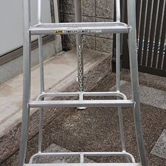 軽～い!!　　植木用小さなアルミ製三脚。