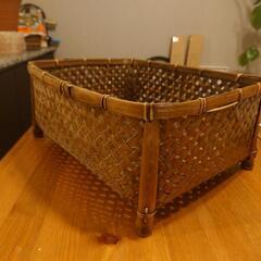 【GW取引希望】脚付ラタンボックスの画像