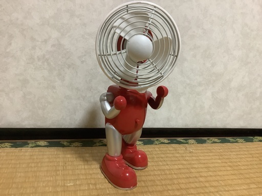 めちゃユニークな扇風機ロボットです。