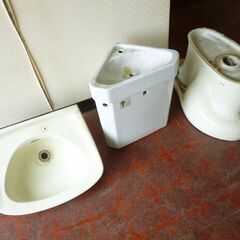 便器（タンク付き）と洗面台(物置付き)を無償でお譲りします。各５...