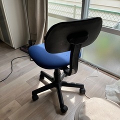 古めの椅子の画像