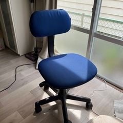 古めの椅子の画像