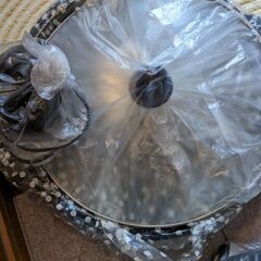 不用品入りケース×2と日立掃除機CV-SU3000とホットプレートの画像