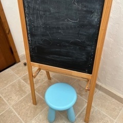黒板ボード、ホワイトボード、IKEA 子供用イス付き