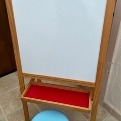 黒板ボード、ホワイトボード、IKEA 子供用イス付きの画像