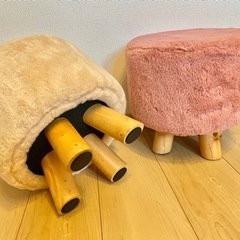 【取引き終了】小さい椅子ピンクとアイボリー2個セットの画像