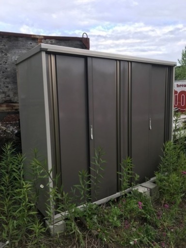 タクボ物置美品売りです。