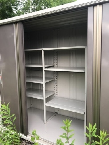 タクボ物置美品売りです。