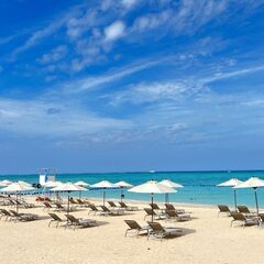 【2025年採用先出し！】【時給1,200円！アルバイトも賞与あり！】沖縄本島最南端のリゾートでホテルのプール監視員。家賃無料の寮完備！の画像