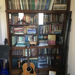 ガラス付き本棚