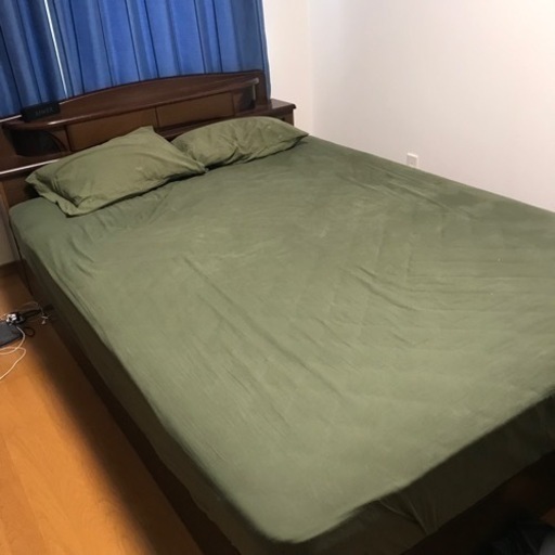 クイーンサイズのベッド