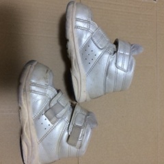 13.5 アシックス スクスクの画像