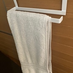 扉にかけて使うタオルかけの画像