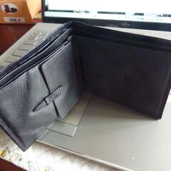 お下げ致しました！皮製財布！ブラック色・2つ折りの保管品！