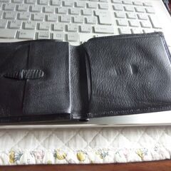 お下げ致しました！皮製財布！ブラック色・2つ折りの保管品！の画像