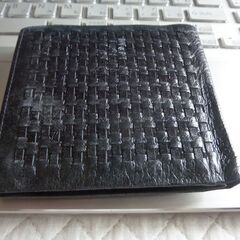 お下げ致しました！皮製財布！ブラック色・2つ折りの保管品！の画像