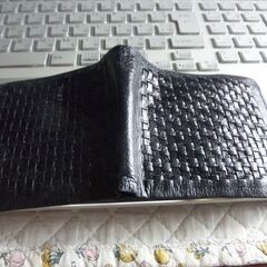 お下げ致しました！皮製財布！ブラック色・2つ折りの保管品！の画像