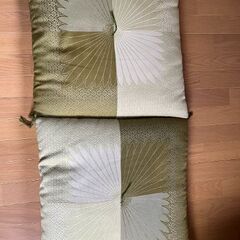 お客様用座布団2つ