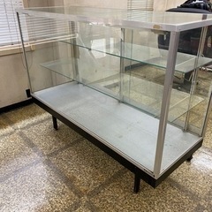 ガラスショーケース【美容室閉店】ただいま交渉中ですの画像