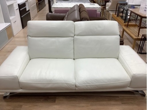 Domicilの2人掛けソファーです