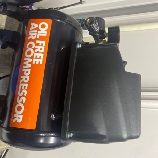 オイルレスコンプレッサ　タンク容量8リットル