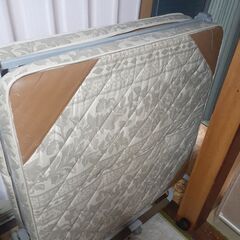 折り畳み式ベッド譲ります。