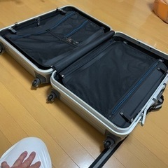 大型スーツケースの画像