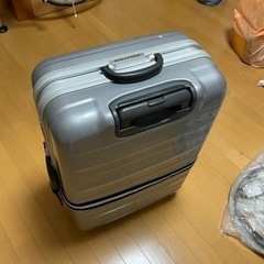 大型スーツケースの画像