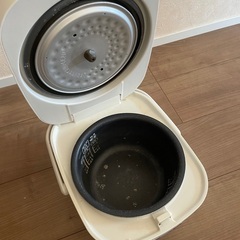 アイリスオーヤマ　炊飯器　ホワイト　3合の画像