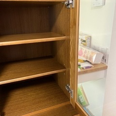 重厚な食器棚の画像