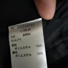 シンプルな黒ジャケットの画像