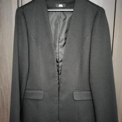 シンプルな黒ジャケット