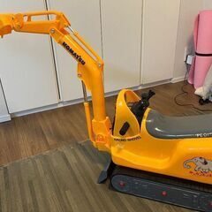 子供が乗れる黄色いショベルカーの画像