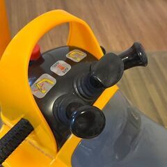 子供が乗れる黄色いショベルカーの画像