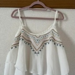 グレー　ダメージジーンズ　スキニー　シフォンキャミソールの画像
