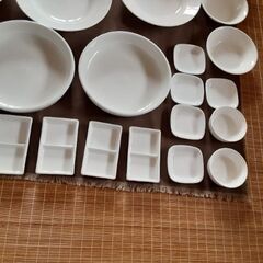 ホワイト洋食器　50ピースの画像