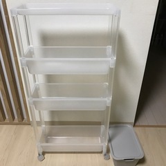 無印良品のプラワゴンとseriaの蓋つきプラケース