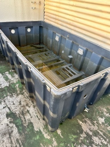 大きなプラスチック箱