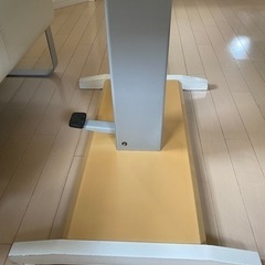 昇降テーブル　白の画像