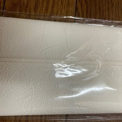 【新品】壁紙の上から貼れるシールタイプの補修用カベ紙 ちょっと壁紙 KF342ホワイト  30×30㎝×2枚の画像