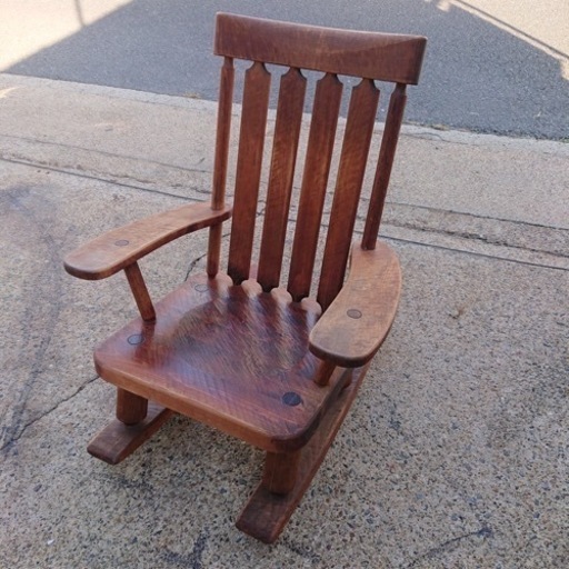 KM104 アンティーク　頑丈な作りのロッキングチェアー